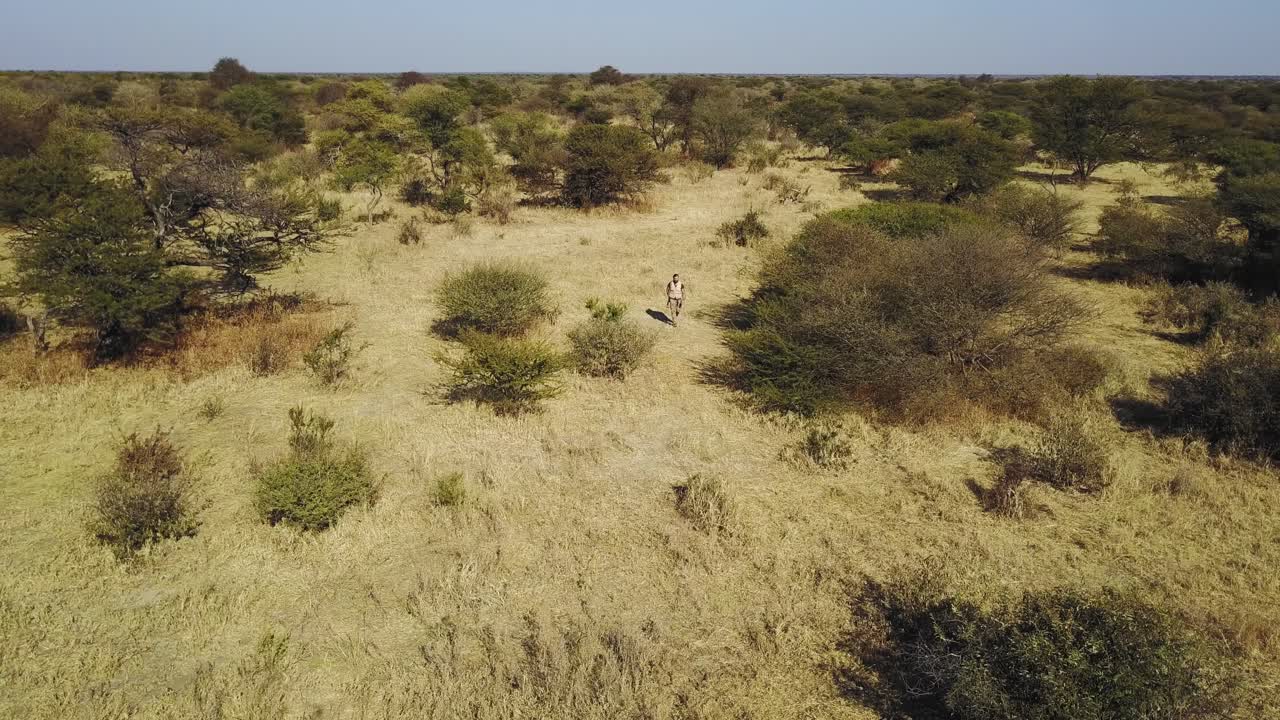 hombre solitario caminando por el árido desierto africano, vista aérea