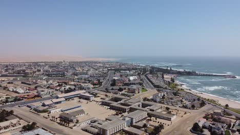 Ciudad-Aérea-Costera-De-Swakopmund-Namibia-Por-Drone