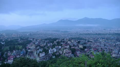 el paisaje de la ciudad de katmandú en nepal por la noche, vista aérea elevada desde arriba desde el templo del mono de la hermosa ciudad de kathmandú con paisaje de montañas por la noche en la hora azul, urbanización y expansión urbana
