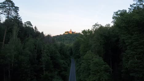 Drohnenflug-Durch-Den-Wald,-Der-Langsam-Von-Der-Burg-Braunfels-In-Deutschland-Wegfliegt