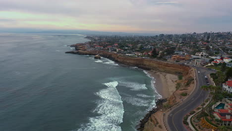 Espectacular-Puesta-De-Sol-Sobre-La-Playa-De-Los-Acantilados-De-La-Puesta-De-Sol-En-Point-Loma,-Suburbio-Costero-De-San-Diego-En-California