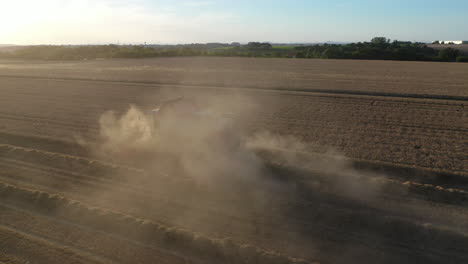 Luftaufnahme-Von-Mähdrescher,-Getreideernter-Auf-Einem-Einfachen-Landwirtschaftlichen-Feld,-Das-Weizen-Erntet,-Drohnenschuss