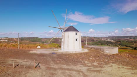 Bogenaufnahme-Einer-Windmühle-In-Fernandinho,-Torres-Vedras,-Portugal