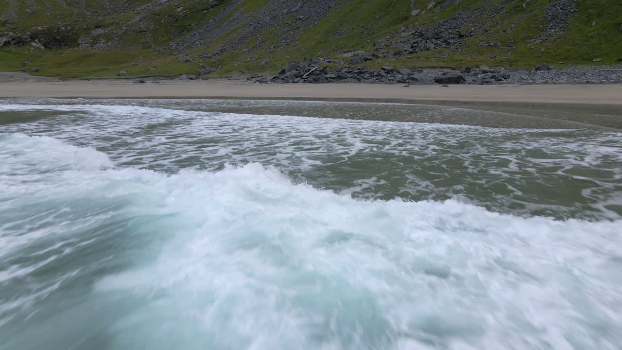 Bølger, der bryder mod kysten på en afsidesliggende strand i Lofoten, Norge