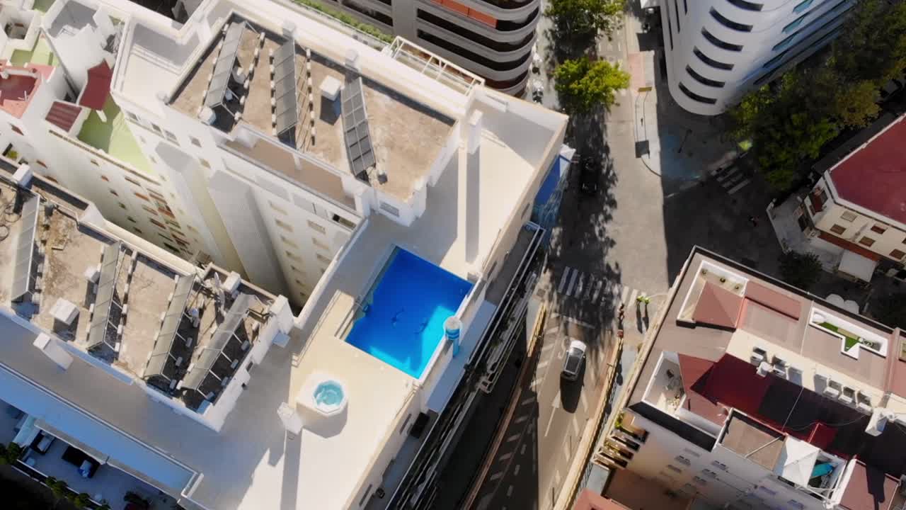 drone disparó dando la vuelta y filmando un coche en la calle en marbella
