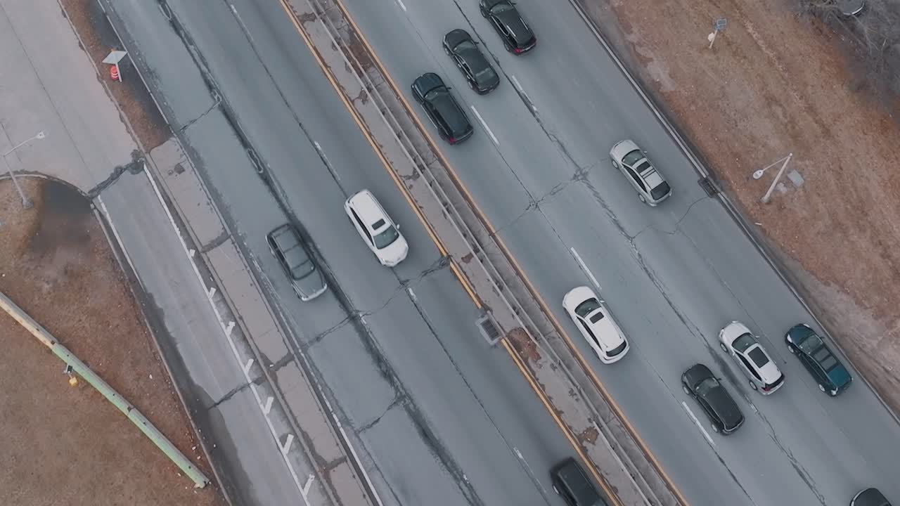 Fugleperspektiv af en SUV, der kører på en motorvejsbane
