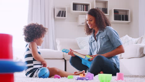 Joven-Negra-Y-Mamá-Tocando-Instrumentos-En-La-Sala-De-Estar