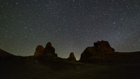 Schwenkbewegung-Im-Zeitraffer-Der-Milchstraße,-Sterne-Und-Wolken-über-Den-Felsspitzen-Der-Trona-Gipfel