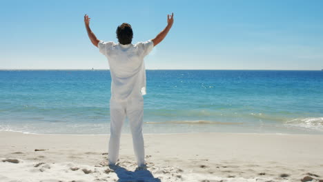 hombre de blanco en la playa