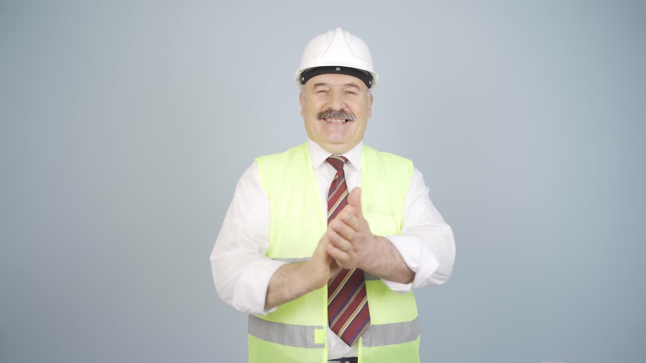 el ingeniero aplaudió con entusiasmo.