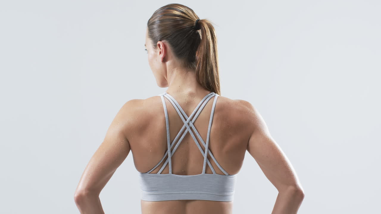 색 배경 에 피트니스 의복 을 입은 젊은 백인 여성 운동 선수