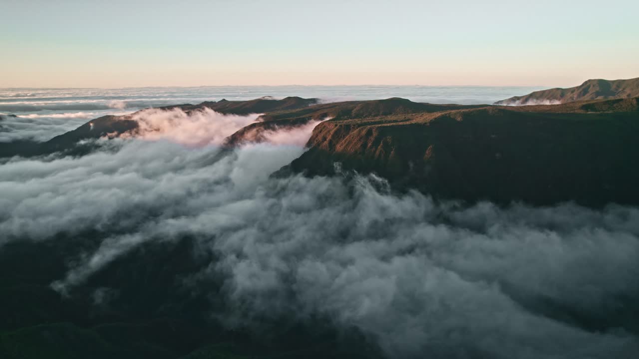 madeira, paisaje de montaña al atardecer sobre nubes, niebla, valle, dramático, aéreo, disparo de drones