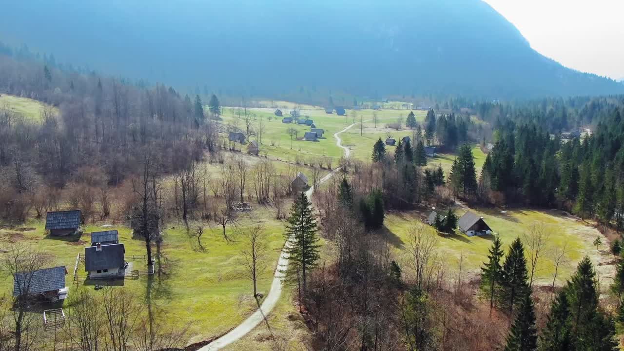 Herbstsaison in den Wäldern der Julischen Alpen aus der Luft