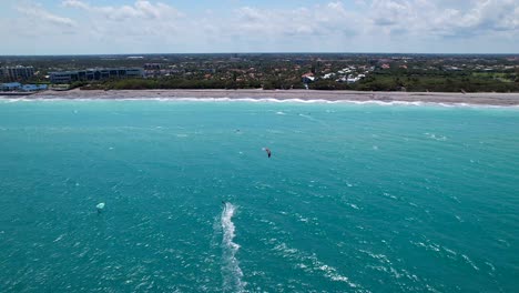 Kitesurf-En-La-Playa-De-West-Palm-Florida-Cámara-De-Persecución-Aérea