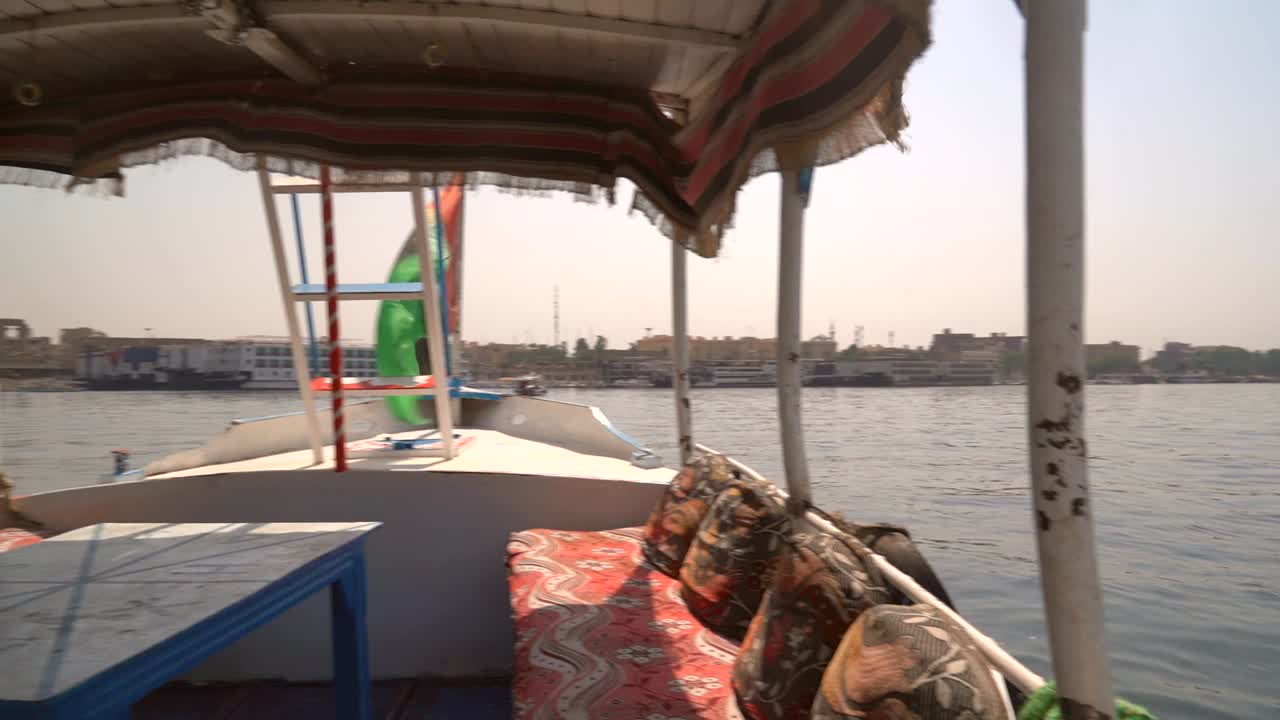 Giro in barca sul fiume Nilo a Luxor, Egitto