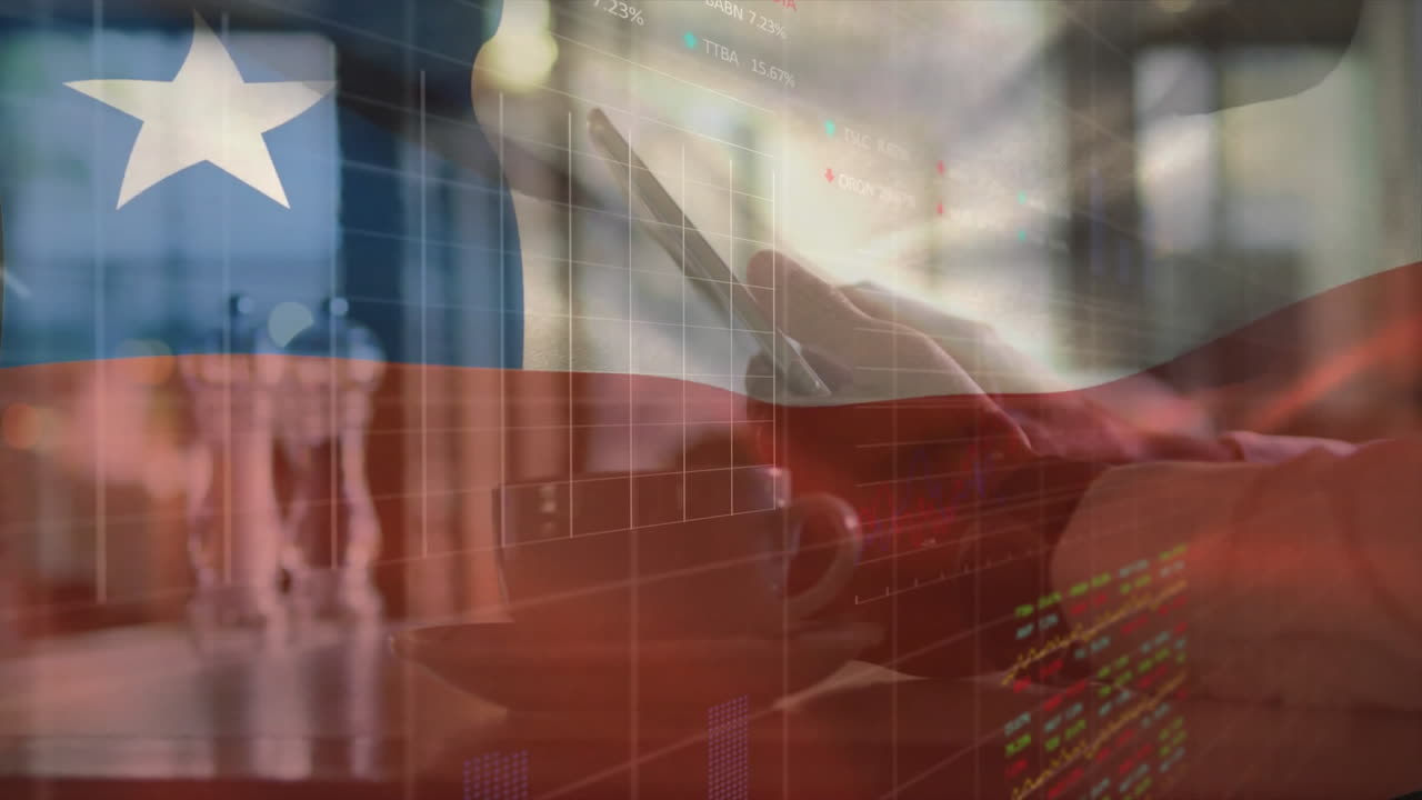 animación de procesamiento de datos con bandera de chile sobre empresario caucásico usando teléfono inteligente