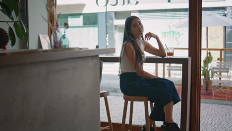 mujer sentada en un café