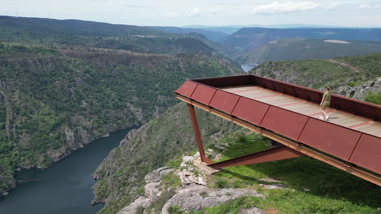una mujer camina hasta el punto de vista del cañón de sil en ribeira sacra, galicia, españa - 4k aéreo