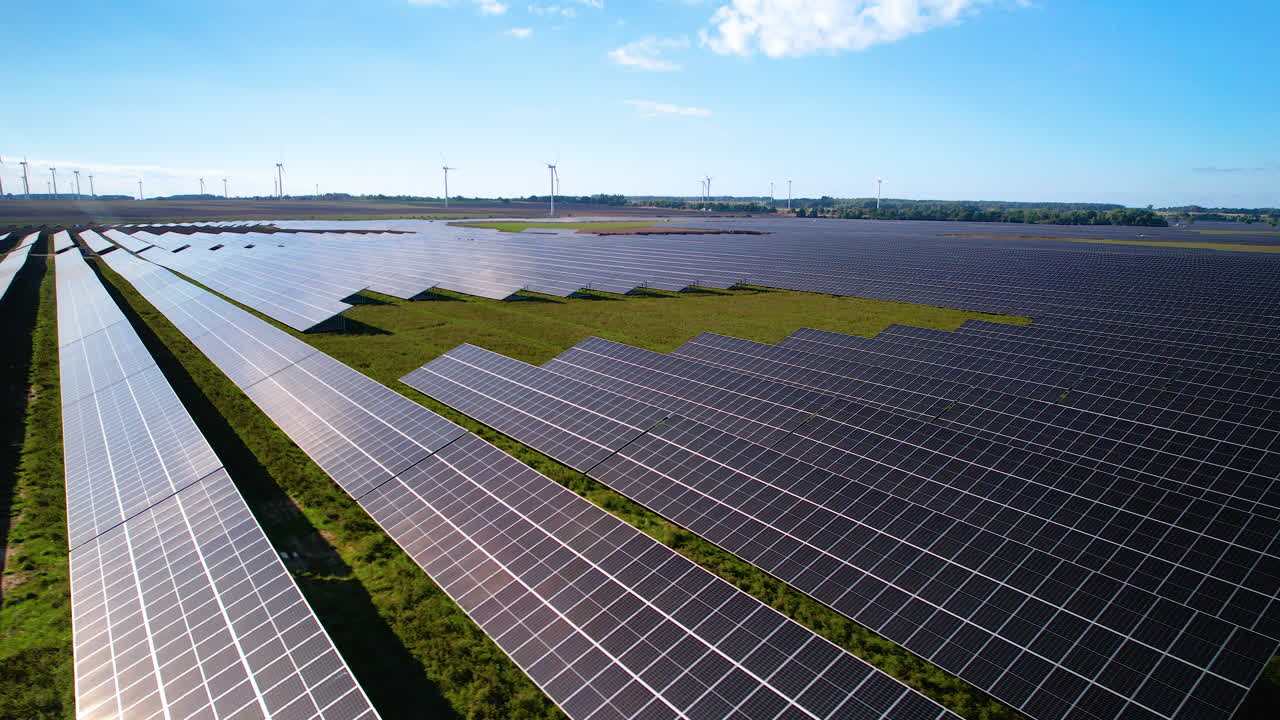 Vedvarende energianlæg med solpaneler og vindmøller i Polen.