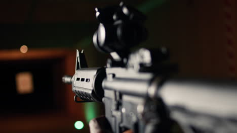 el cliente de la galería de tiro golpea objetivos, un primer plano extremo del rifle