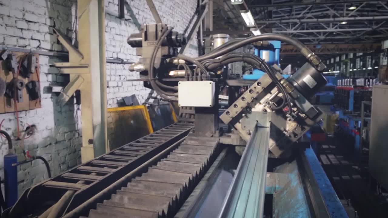proceso de fabricación de metales en un entorno industrial