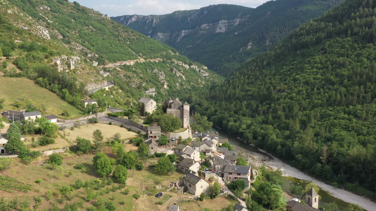 el pueblo de prades en las gorges du tarn, francia. lozere, hermosa fotografía aérea.