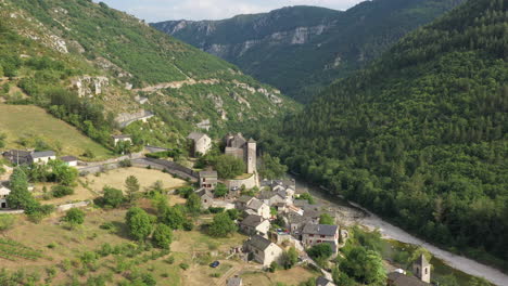 Pueblo-De-Prades-En-Las-Gargantas-Del-Tarn-Francia-Lozere-Hermosa-Toma-Aérea