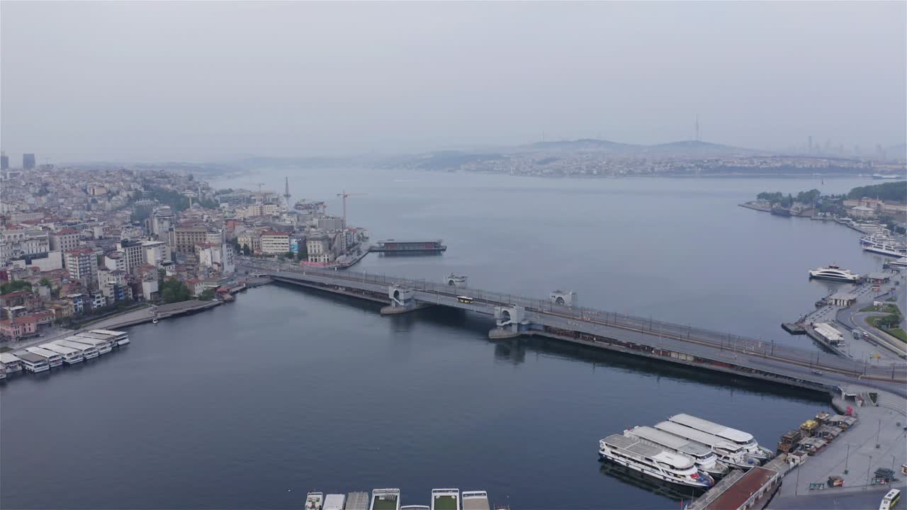 갈라타 다리와 골든 호른의 공중 풍경 - 터키에서 4k 영상