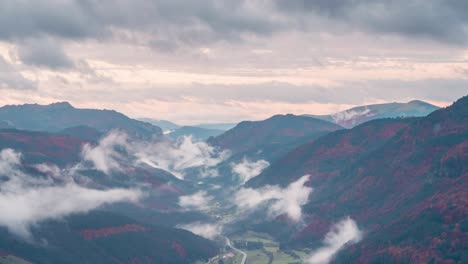 Primer-Plano-Detalle-Toma-Del-Valle-De-Roncal-En-España-Pirineos-Durante-Nubes-Bajas-Brumosas-Y-Nubes-Altas-Amanecer-Nublado-Hermoso-Valle-Durante-El-Timelapse-De-La-Temporada-De-Otoño