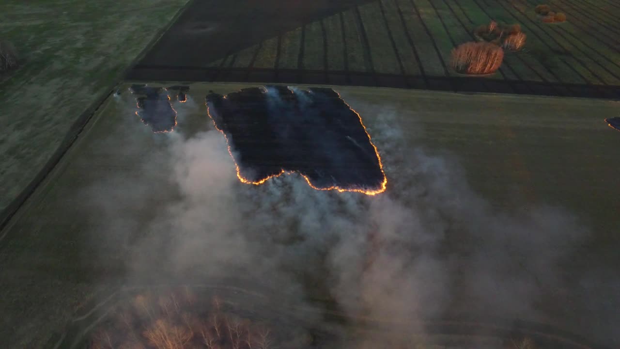 vista aérea de un incendio de campo