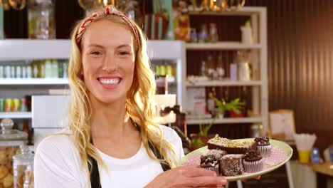 Waitress-holding-tray-with-cupcakes