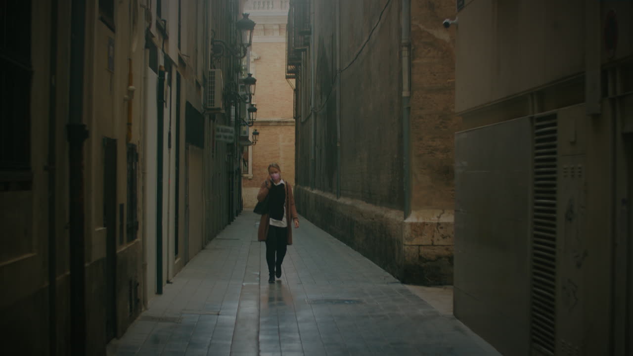 바쁜 여자 혼자 거리에서 그녀는 모바일 대화 동안 시간을 확인