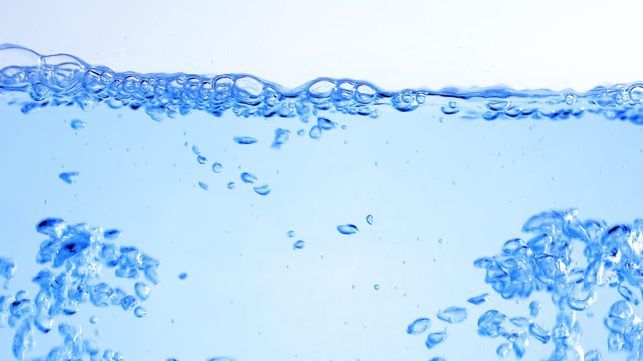 물 속의 많은 거품이 가까이에서, 느린 움직임의 거품과 함께 추상적인 물 파동