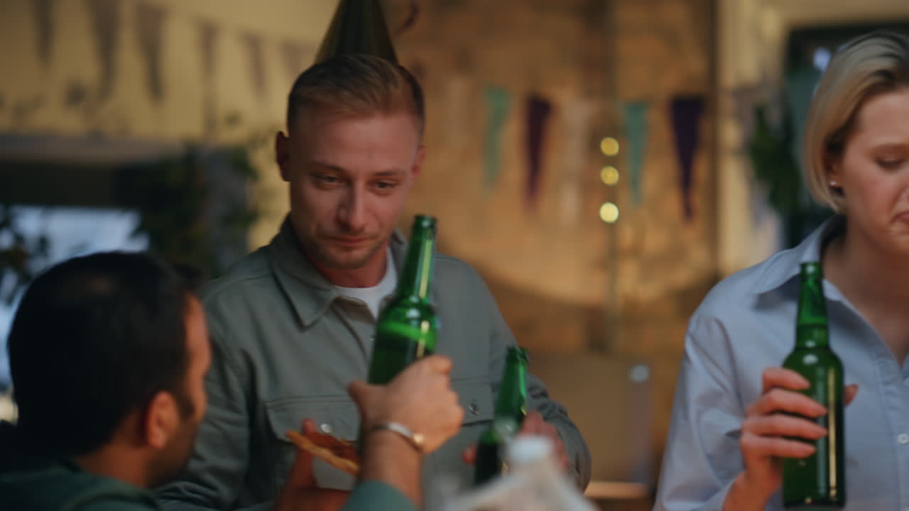 felices colegas bailando fiesta sosteniendo cerveza de cerca. compañeros de trabajo del equipo celebrando