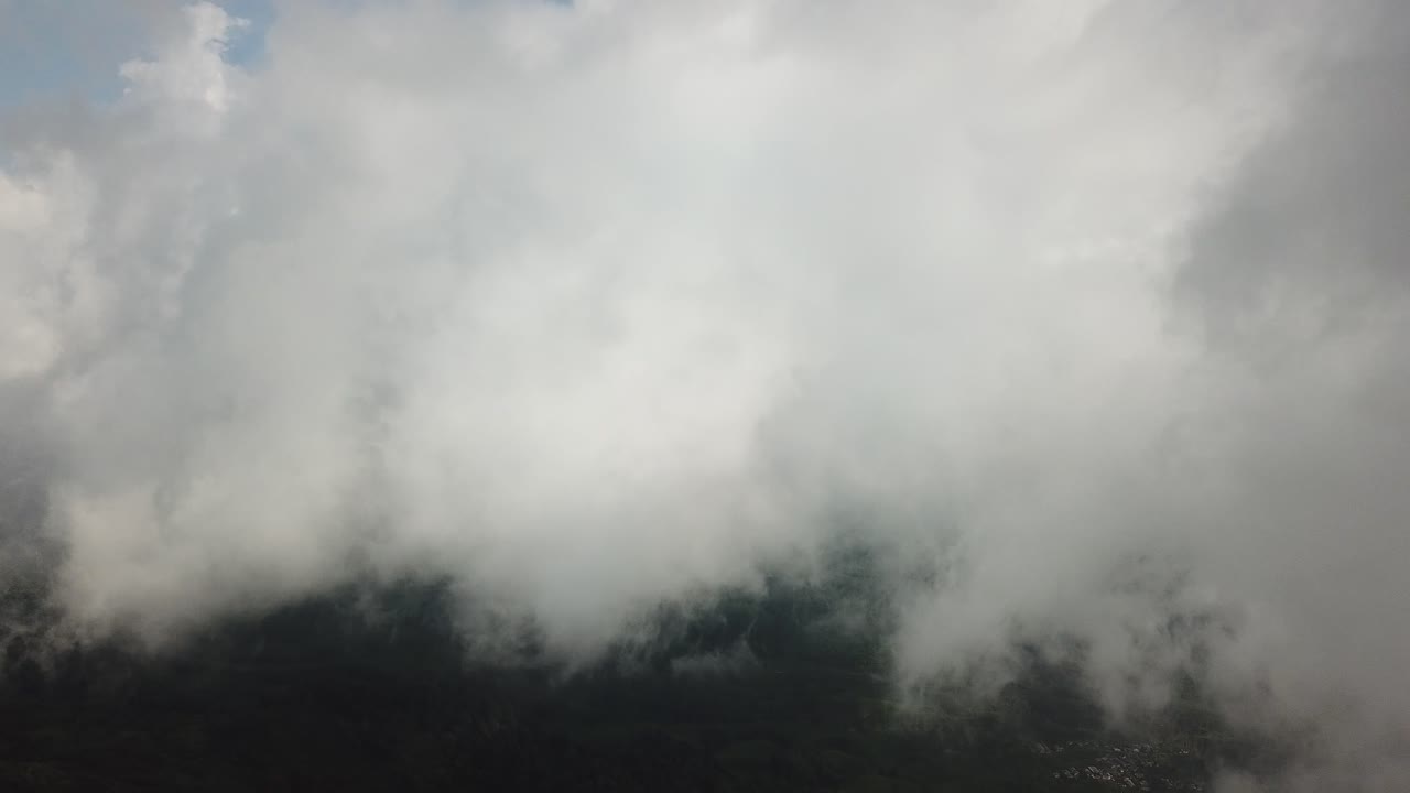 안개가 가득한 산의 풍경