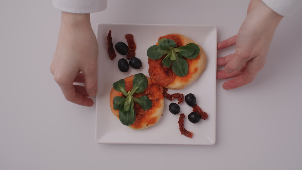 Small Pizzas with Sun-Dried Tomatoes and Olives