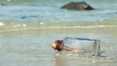 Mensaje-En-La-Botella-Del-Océano.-Conceptos-De-Mensaje.