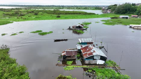 Vista-Aérea-De-Drones-De-Casas-Flotantes-De-Madera-Y-Casas-Sobre-Pilotes-En-Un-Pequeño-Pueblo-A-Orillas-Del-Río-Amazonas-Cerca-De-Iquitos