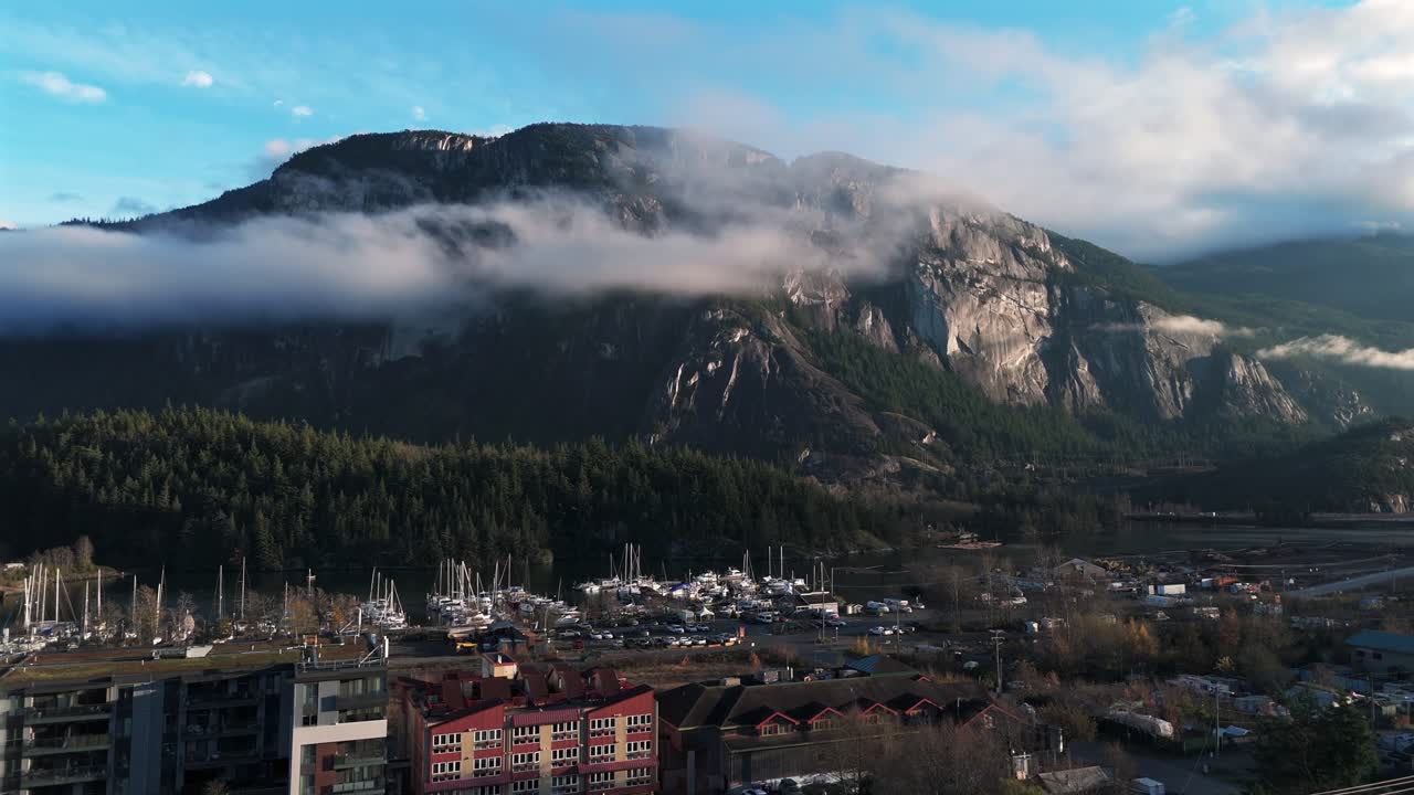 Il centro di Squamish, nella Columbia Britannica, con l'iconico monolito di granito Stawamus Chief sullo sfondo. Foto aerea