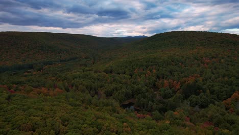 Hermosas-Imágenes-De-Video-De-Drones-Aéreos-De-Las-Montañas-Apalaches-En-Los-Estados-Unidos-Durante-El-Otoño-Al-Atardecer