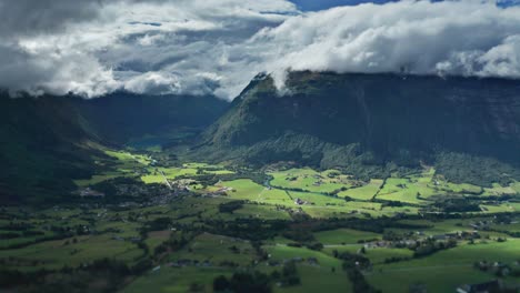 Nubes-Blancas-Giran-Sobre-El-Verde-Valle-Noruego-Entre-Las-Montañas