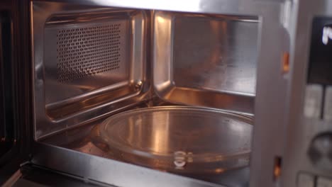 interior vacío del horno de microondas