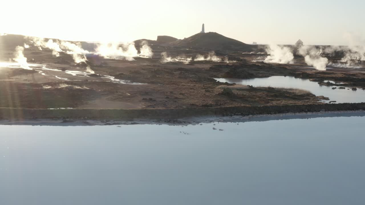 밀키 실리카 호수에서 밝은 낮은 태양과 꿈꾸는 화산 풍경