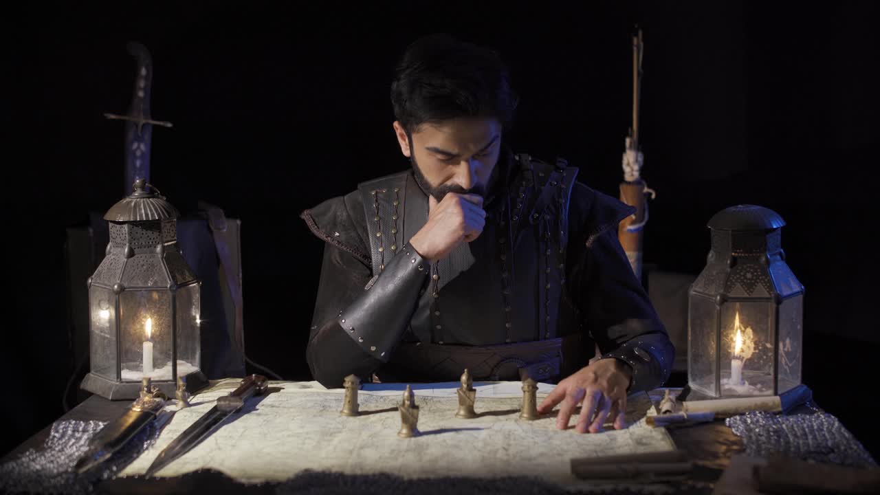 사령관이 편지를 읽고 있습니다.