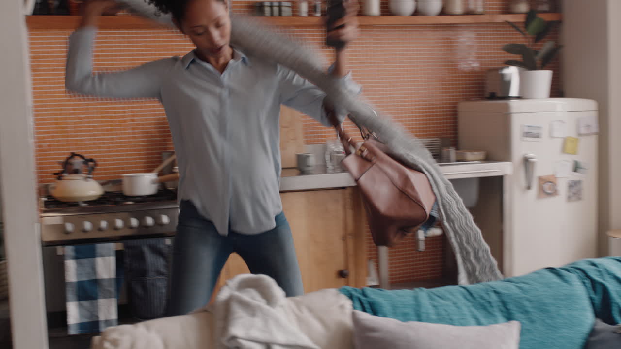 아름다운 젊은 여성이 일에 늦게 아파트를 떠날 준비를 하고 있습니다.