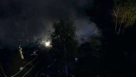 los bomberos apagan las llamas en la oscuridad