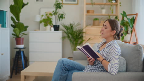 Mujer-Aprendiendo-En-El-Sofá-Leyendo-Un-Libro