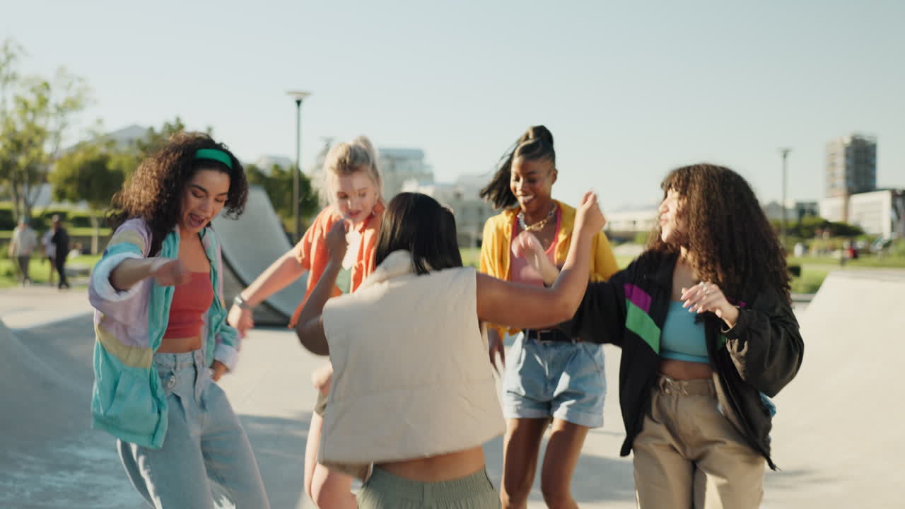 celebración, parque o personas felices bailando con la cadera