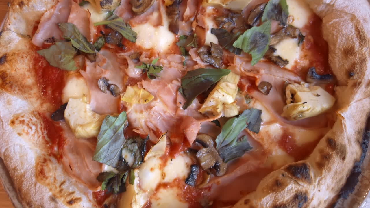 Close de uma pizza em cima de uma mesa em um restaurante
