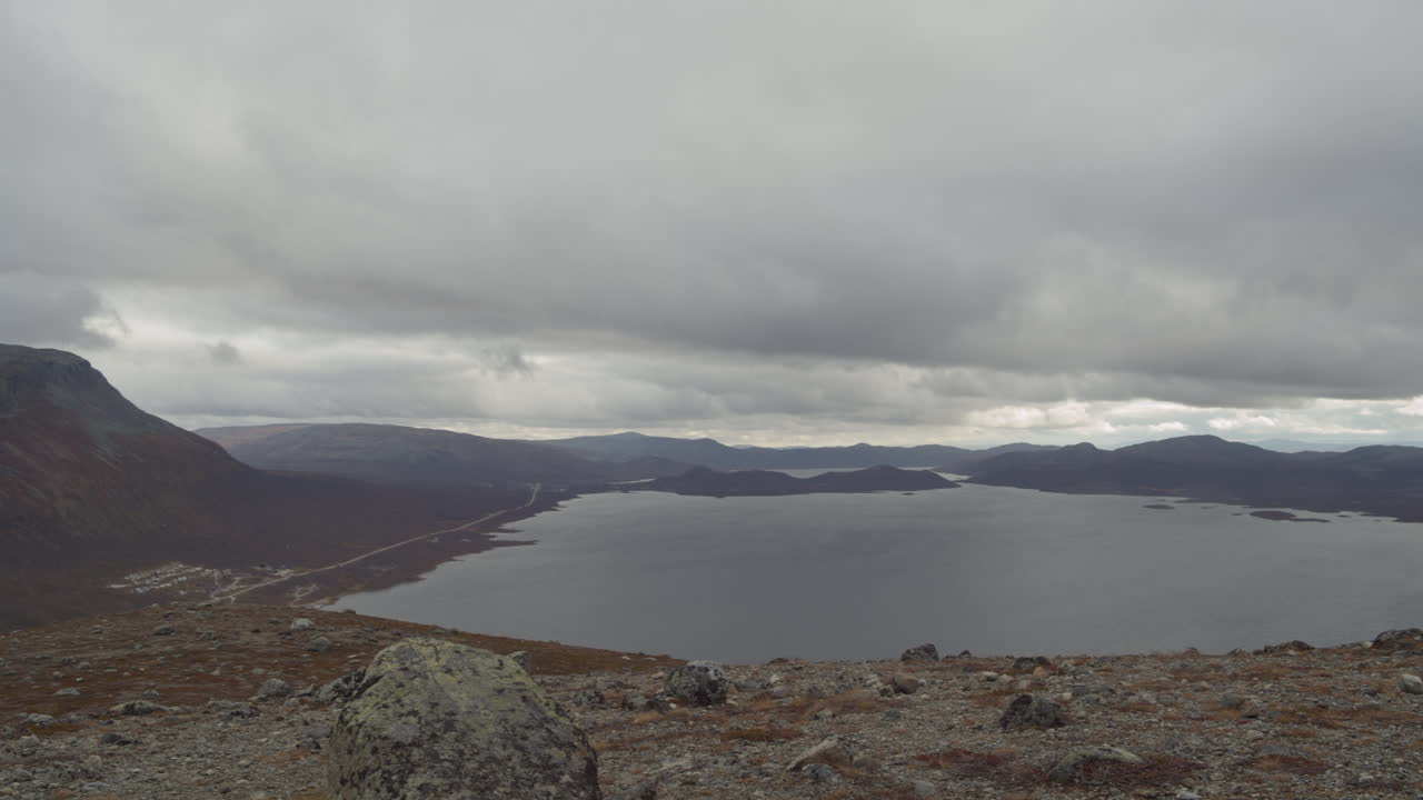 paisaje panorámico con montañas y lago